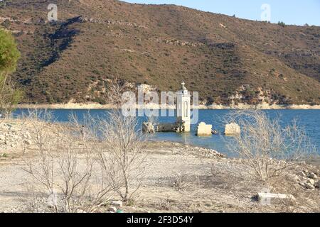 L'église abandonnée de Saint-Nicolas au réservoir de Kouris. Chypre. Banque D'Images