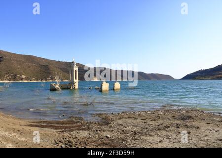 L'église abandonnée de Saint-Nicolas au réservoir de Kouris. Chypre. Banque D'Images