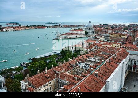 Paysage urbain de Venise, vue sur les vieux bâtiments pittoresques et la cathédrale Santa Maria della Salute depuis le clocher de la place Saint-Marc sous le beau Banque D'Images