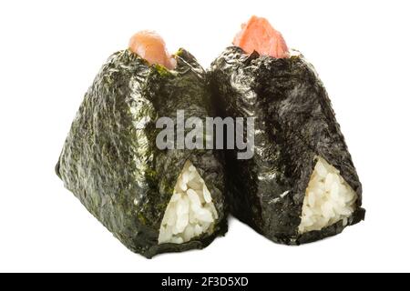 Boulettes de sushi onigiri triangulaires avec algues nori enveloppées de riz, caviar et saumon isolés sur fond blanc, cuisine asiatique, cuisine japonaise Banque D'Images