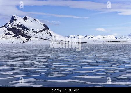 Glace de mer et paysage montagneux - fin SpringSvalbard (Spitsbergen) Norvège LA003674 Banque D'Images