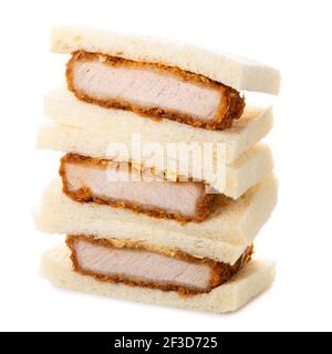 Sandwich japonais Katsu Sando avec pané de porc, chou et sauce tonkatsu, nourriture traditionnelle japonaise isolée sur blanc Banque D'Images