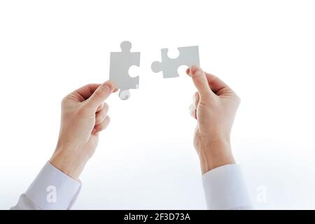 image rognée d'un homme d'affaires regardant les pièces du puzzle. Banque D'Images