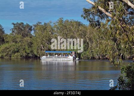 Australie, 25 avril 2010 : touristes non identifiés en bateau de plaisance à Yellow Water, parc national de Kakadu Banque D'Images