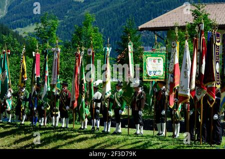 Feichten, Autriche - 22 juin 2014 : personnes non identifiées en costume traditionnel avec drapeaux en masse au Tyrol Banque D'Images