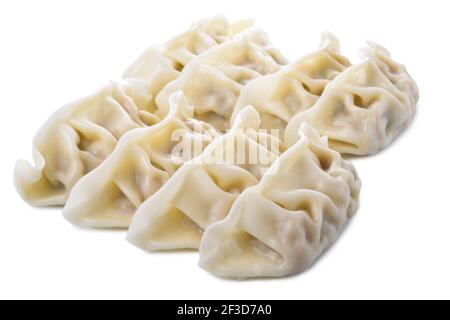 Boulettes crues ou gyoza, cuisine japonaise traditionnelle isolée sur fond blanc Banque D'Images