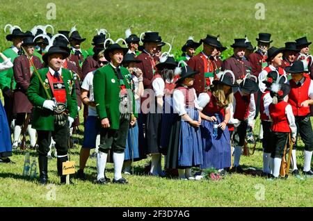 Feichten, Autriche - 22 juin 2014: Personnes non identifiées en costume traditionnel par masse de terrain dans le Tyrol Banque D'Images