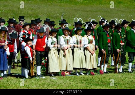 Feichten, Autriche - 22 juin 2014 : personnes inconnues en costume traditionnel dans une masse de campagne dans la vallée de Kaunertal dans le Tyrol du Nord Banque D'Images