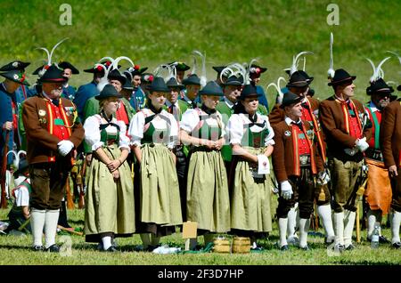 Feichten, Tyrol, Autriche - 22 juin 2014 : des personnes non identifiées en tenue traditionnelle par masse de terrain dans la vallée de Kaunertal Banque D'Images