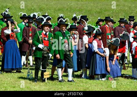 Feichten, Autriche - 22 juin 2014: Personnes non identifiées en costume traditionnel par masse de terrain dans le Tyrol Banque D'Images