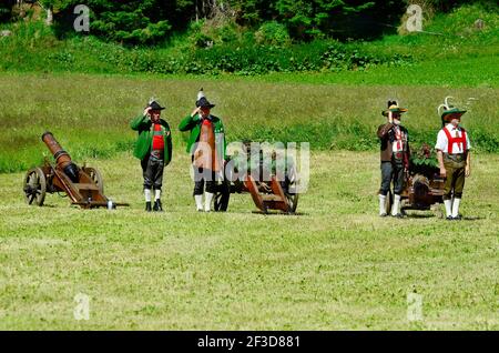 Feichten, Tyrol, Autriche - 22 juin 2014 : des hommes non identifiés en tenue traditionnelle avec des armes de cérémonie par masse de terrain dans la vallée de Kaunertal Banque D'Images