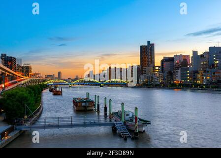 Belle scène nocturne de la rivière Sumida avec les célèbres bateaux de Yakatabune et le pont de Komagata Tokyo, Japon, Voyage arrière-plan Banque D'Images