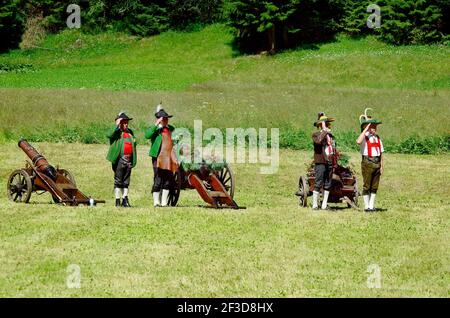 Feichten, Tyrol, Autriche - 22 juin 2014 : des hommes non identifiés en tenue traditionnelle avec des armes de cérémonie par masse de terrain dans la vallée de Kaunertal Banque D'Images