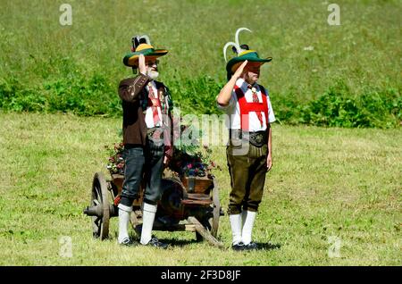 Feichten, Tyrol, Autriche - 22 juin 2014 : des hommes non identifiés en tenue traditionnelle avec des armes de cérémonie par masse de terrain dans la vallée de Kaunertal Banque D'Images