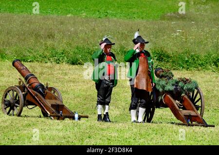 Feichten, Tyrol, Autriche - 22 juin 2014 : des hommes non identifiés en tenue traditionnelle avec des armes de cérémonie par masse de terrain dans la vallée de Kaunertal Banque D'Images