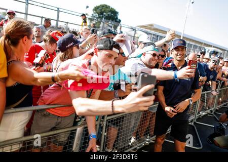 RICCIARDO Daniel (aus), Aston Martin Red Bull Racing Tag Heuer RB14, avec des fans pendant le Championnat du monde de Formule 1 2018, Grand Prix d'Angleterre du 5 au 8 juillet, à Silverstone, Grande-Bretagne - photo Florent Gooden / DPPI Banque D'Images