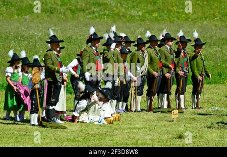 Feichten, Autriche - 22 juin 2014: Personnes non identifiées en costume traditionnel par masse de terrain dans le Tyrol Banque D'Images