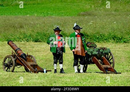 Feichten, Autriche - 22 juin 2014 : deux hommes non identifiés en costume traditionnel avec des armes salant des armes par masse sur le terrain au Tyrol Banque D'Images