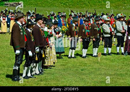 Feichten, Autriche - 22 juin 2014 : personnes non identifiées en costume traditionnel par masse de champ dans le Tyrol Banque D'Images