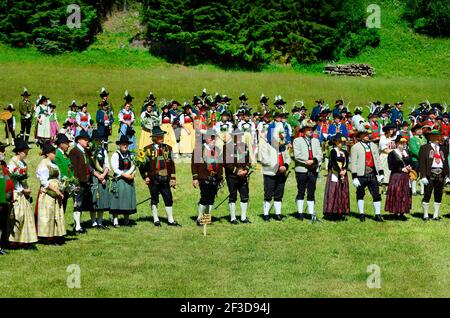 Feichten, Tyrol, Autriche - 22 juin 2014 : des personnes non identifiées en tenue traditionnelle par masse de terrain dans la vallée de Kaunertal Banque D'Images