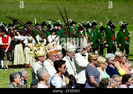 Feichten, Tyrol, Autriche - 22 juin 2014 : personnes et dignitaires non identifiés en tenue traditionnelle par masse de champ dans la vallée de Kaunertal Banque D'Images