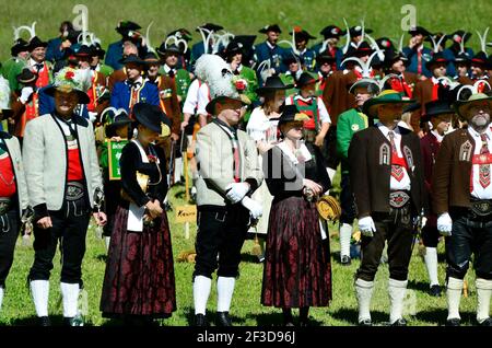 Feichten, Tyrol, Autriche - 22 juin 2014 : des personnes non identifiées en tenue traditionnelle par masse de terrain dans la vallée de Kaunertal Banque D'Images