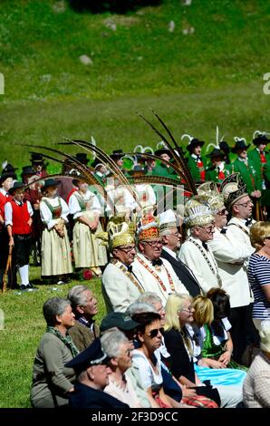 Feichten, Tyrol, Autriche - 22 juin 2014 : personnes et dignitaires non identifiés en tenue traditionnelle par masse de champ dans la vallée de Kaunertal Banque D'Images