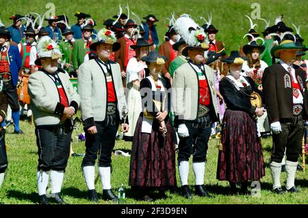 Feichten, Tyrol, Autriche - 22 juin 2014 : des personnes non identifiées en tenue traditionnelle par masse de terrain dans la vallée de Kaunertal Banque D'Images