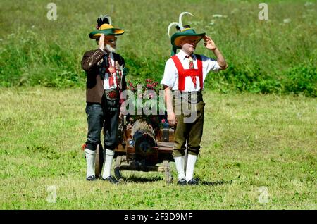 Feichten, Tyrol, Autriche - 22 juin 2014 : hommes non identifiés en costume traditionnel par masse de terrain dans la vallée de Kaunertal Banque D'Images