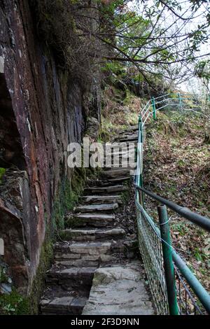 Marches en pierre abruptes et main courante en acier jusqu'à la rivière Mynach au Devil's Bridge près d'Aberystwyth, Ceredigion, pays de Galles. Banque D'Images