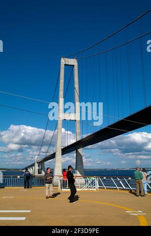 Danemark - 05 juin 2009 : passagers non identifiés sur le ferry passant sous Storebæltsbroen le pont au-dessus de la Grande ceinture pour les véhicules et les trains, un péage Banque D'Images