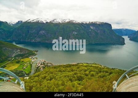 Norvège, vue depuis la terrasse d'observation appelée Stegastein sur le fjord d'Aurlands Banque D'Images