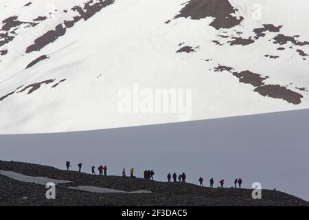 Touristes explorant sur le terrain Svalbard (Spitzbergen) LA003903 Banque D'Images