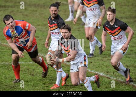 Danny Brough de Bradford Bulls à la tête d'une autre attaque de Bradford Banque D'Images