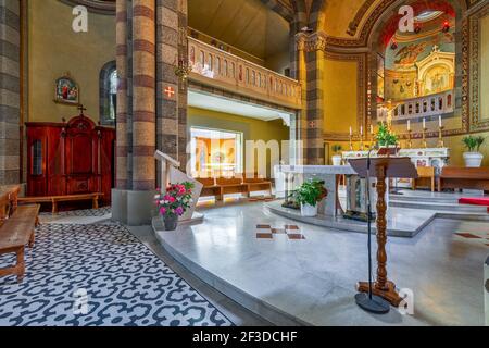 Vue sur l'autel et le kiosque de confession dans les intérieurs de l'église Madonna della Moretta à Alba, Italie. Banque D'Images