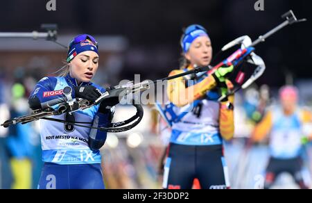 De gauche à droite, Dorothea Wierer, d'Italie, et Franziska Preuss, d'Allemagne, participent à la course de poursuite féminine de 10 km à la coupe du monde de biathlon à Nove Mest Banque D'Images