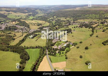 Vue aérienne de la vallée de l'espoir dans le Derbyshire avec Cliff Collège en avant-plan et les villages de Calver Et barre de courbure au milieu du premier plan Banque D'Images