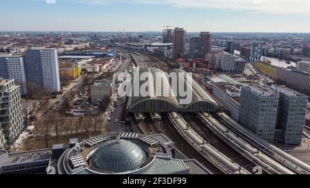 Gare de l'est à Berlin depuis le haut - VILLE DE BERLIN, ALLEMAGNE - 11 MARS 2021 Banque D'Images