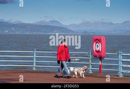 Morecambe, Lancashire, Royaume-Uni. 16 mars 2021. Une journée ensoleillée à Morecambe, dans le Lancashire et un temps parfait pour un exercice de confinement autorisé. Crédit : John Eveson/Alamy Live News Banque D'Images