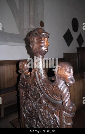 Décoration de sculpture en bois au bout d'un banc, cathédrale Saint-Paul, Munster, Westphalie, Allemagne Banque D'Images