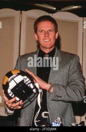 BEVERLY HILLS, CA - 1ER MARS : Gary Busey à la conférence de presse sur son accident de moto presque mortel le 4 décembre et son opposition aux lois obligatoires pour les motocyclistes de plus de 21 à porter des casques le 1er mars 1989 à l'hôtel Beverly Hills à Beverly Hills, Californie crédit : Ralph Dominguez/MediaPunch Banque D'Images