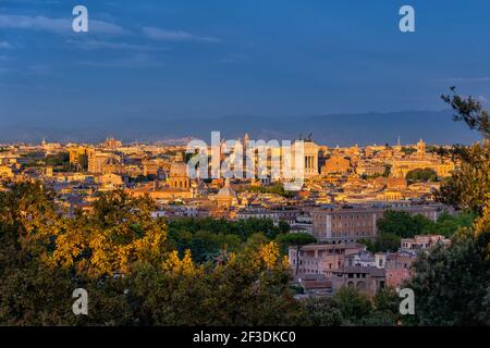 Ville de Rome coucher de soleil paysage urbain en Italie, vue depuis la colline du Janicolo (Gianicolo). Banque D'Images