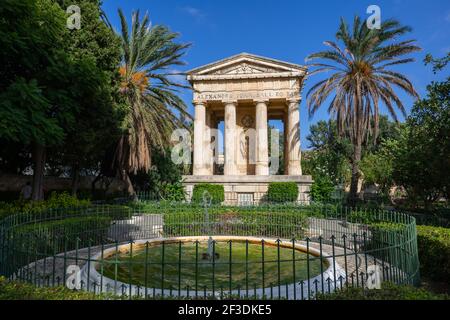 Jardins Barrakka inférieur à La Valette, Malte, ville jardin avec fontaine et monument à Sir Alexander Ball à partir de 1810. Banque D'Images