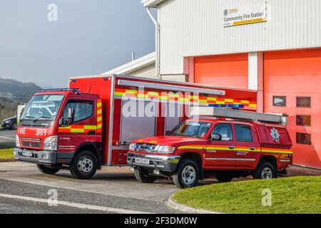 La caserne de pompiers de St Dennis est gérée par des pompiers de garde. L'image montre le véhicule de soutien social et le plus petit moteur d'incendie tout-terrain. Banque D'Images