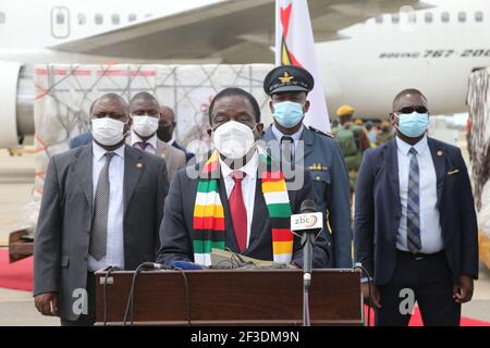 Harare, Zimbabwe. 16 mars 2021. Le président zimbabwéen Emmerson Mnangagwa prononce un discours alors qu'un lot de vaccins COVID-19 arrive à l'aéroport international Robert Gabriel Mugabe de Harare, au Zimbabwe, le 16 mars 2021. Mardi, le Zimbabwe a reçu un deuxième lot de doses de Sinopharm offertes par la Chine, ainsi qu'une dose supplémentaire de Sinovac achetée commercialement par le gouvernement. Credit: Zhang Yuliang/Xinhua/Alay Live News Banque D'Images