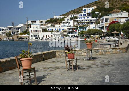 Paysage avec vue panoramique sur Katapola le port principal de l'île d'Amorgos avec les maisons traditionnelles blanchies à la chaux dans les Cyclades, Grèce. Banque D'Images