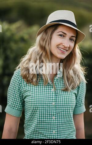 Femme blonde dans un chapeau en Provence France Banque D'Images