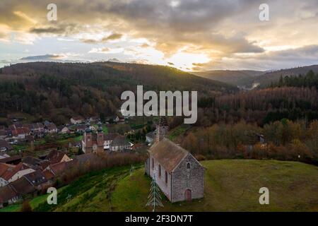 Gros plan du matin d'or sur la chapelle montée du village de Saint Quirin, Moselle, france Banque D'Images