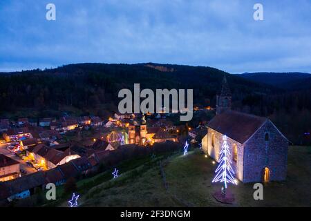 vue sur les drone depuis le sommet d'une colline, montrant la vieille église et le village de moselle la veille de noël Banque D'Images