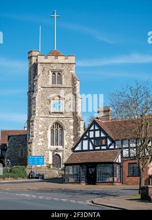 Pinner Village High Street avec église médiévale au sommet d'une colline St Jean-Baptiste, mémorial de guerre et bâtiments historiques à colombages. NW London, Angleterre, Royaume-Uni Banque D'Images